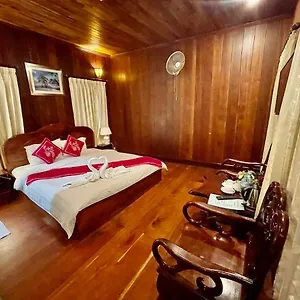 https://villa-phathana-boutique-hotel.hotelsluangprabang.com